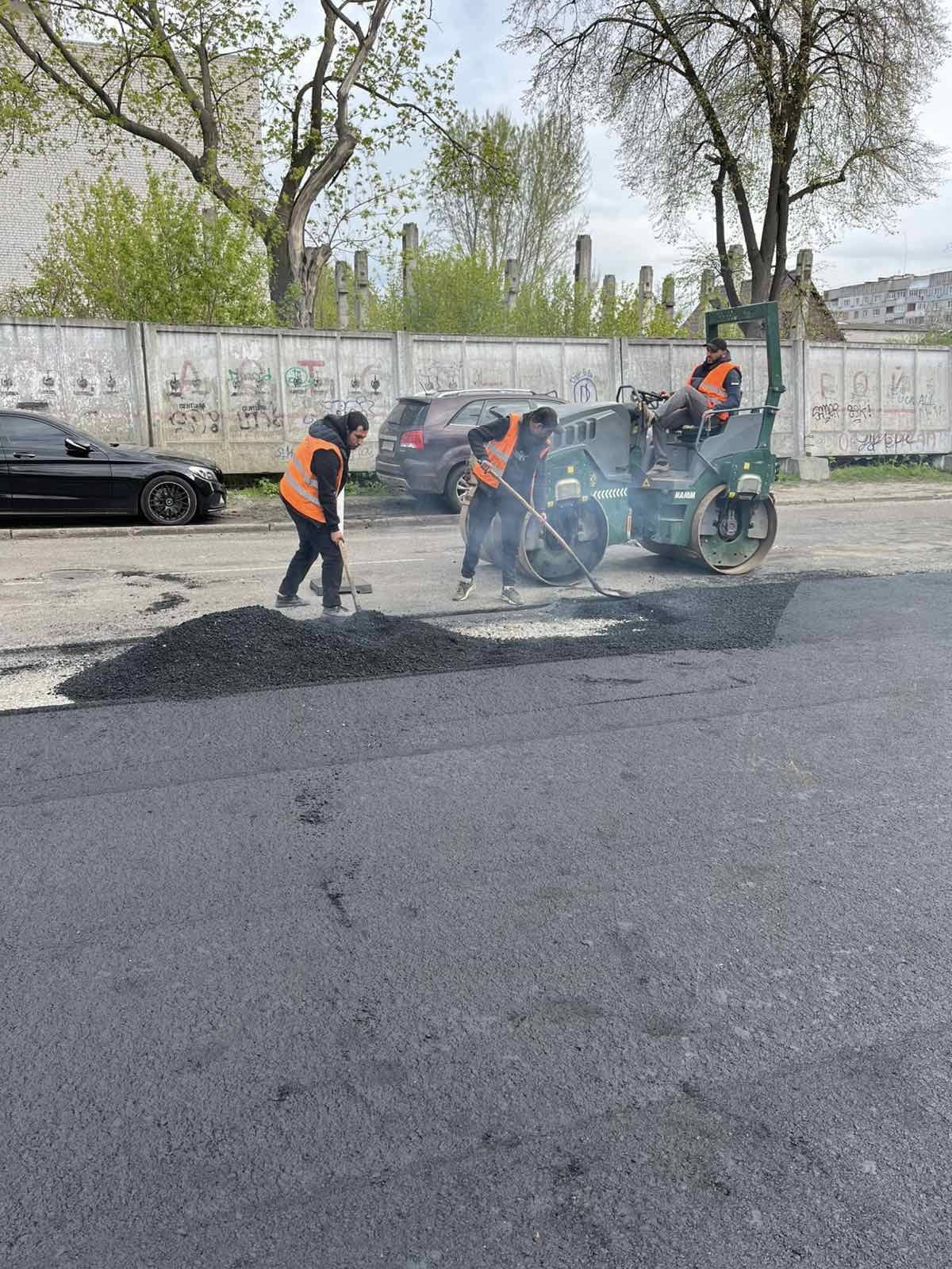Нову парковку облаштовують на вулиці Богдана Хмельницького - фото 2