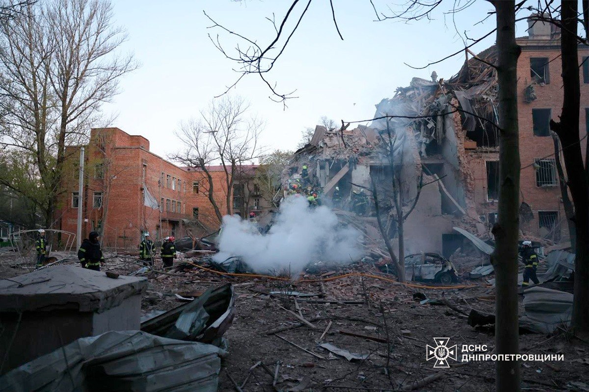 Росія масовано атакувала Дніпро: багато постраждалих, під завалами шукають людей - фото 3