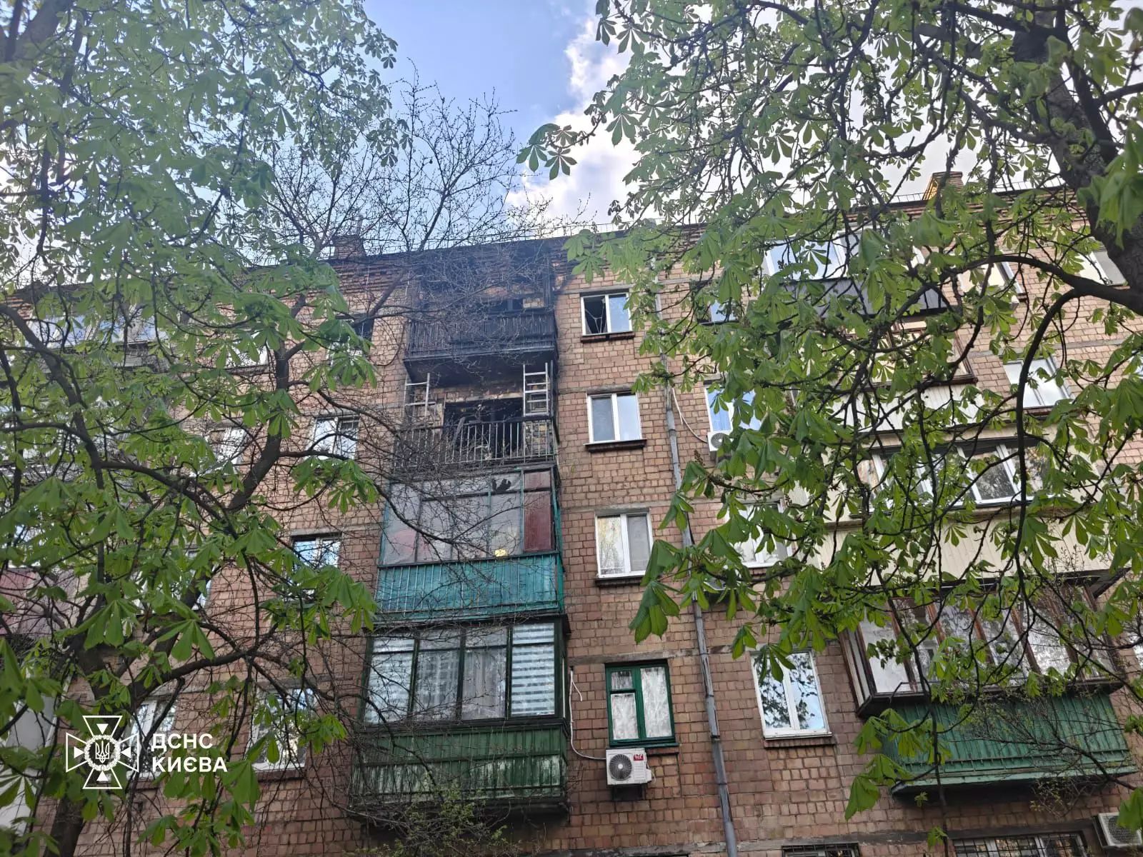 Під час пожежі в Києві рятувальники евакуювали 6 людей