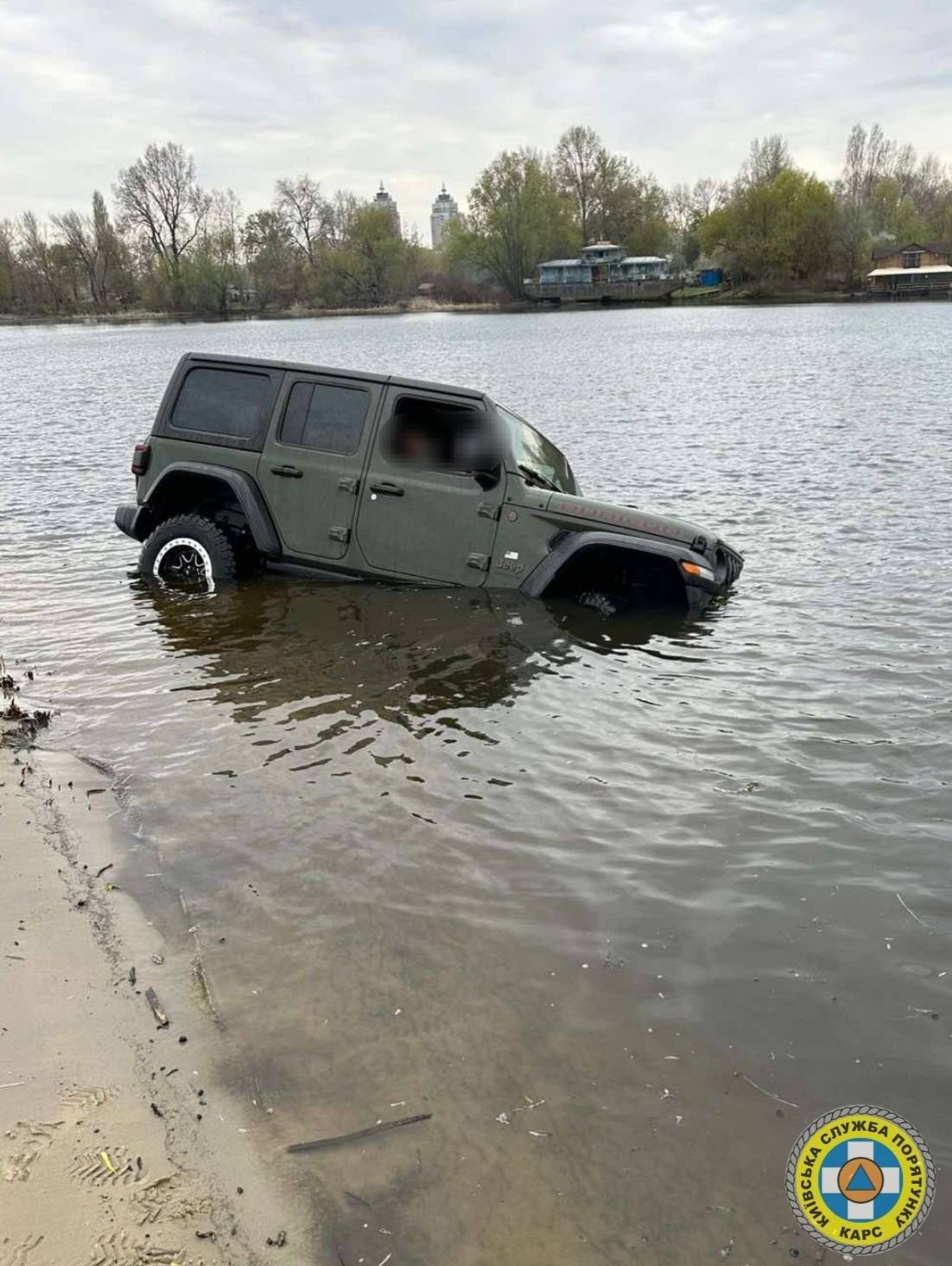 В Києві із затоки Дніпра витягли автомобіль - фото 2