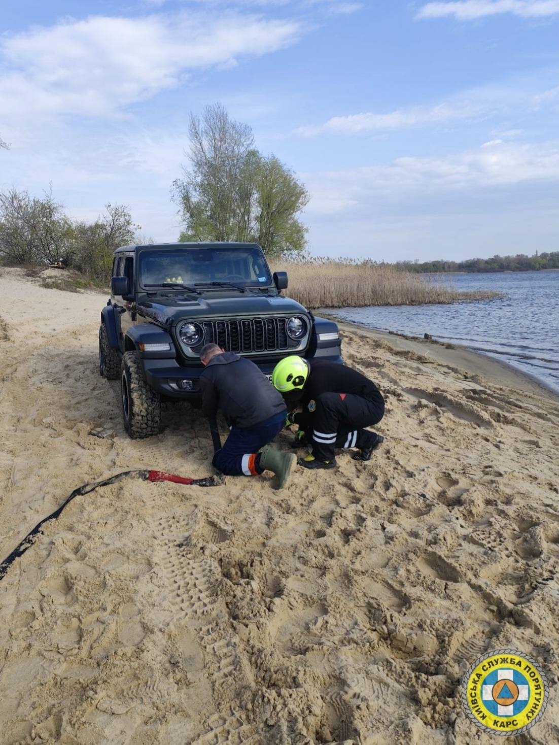 В Києві із затоки Дніпра витягли автомобіль
