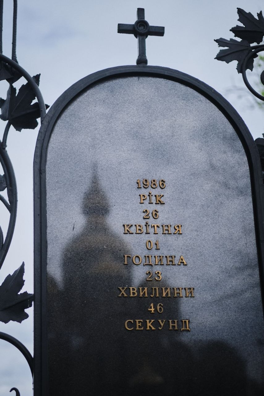 У Черкасах несли квіти до пам'ятного знаку «Жертвам Чорнобилю». Фото - фото 7