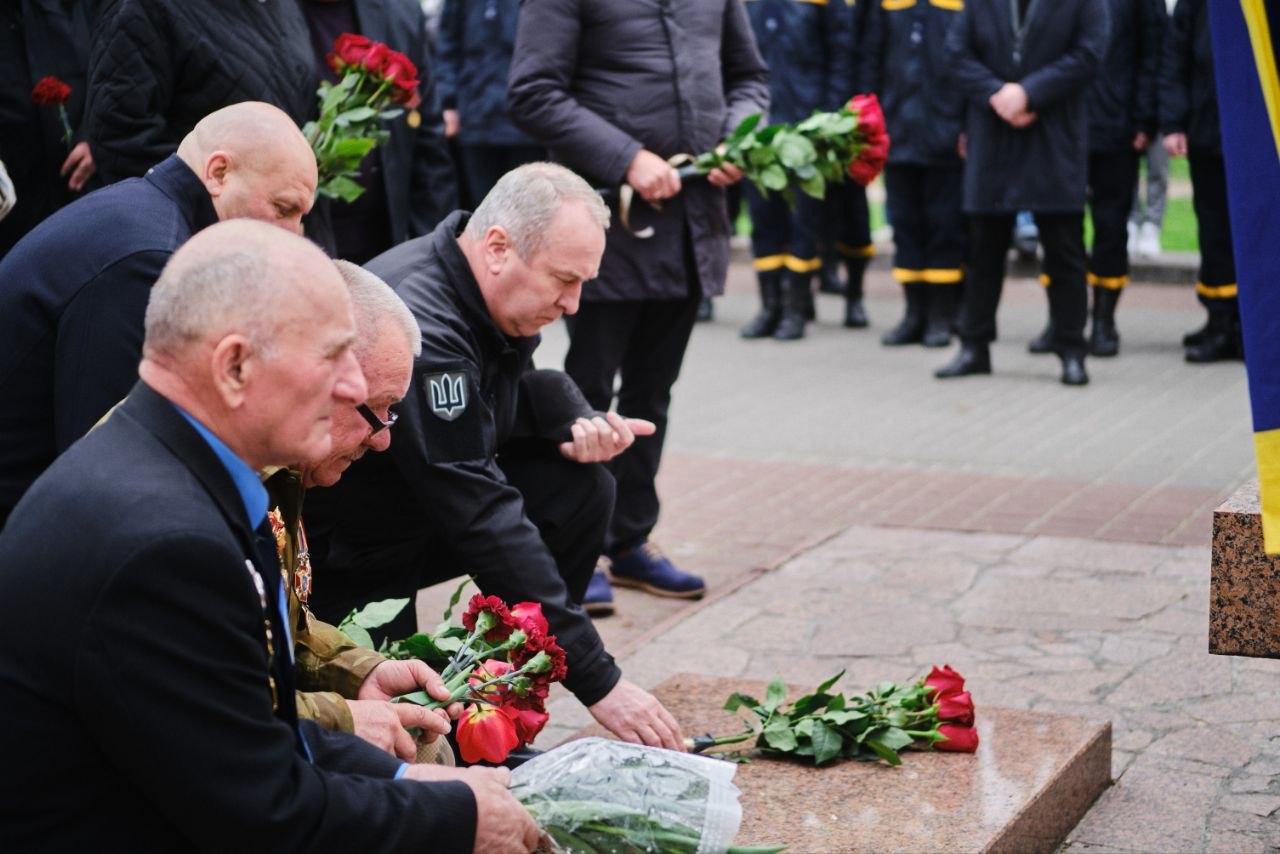 У Черкасах несли квіти до пам'ятного знаку «Жертвам Чорнобилю». Фото - фото 6