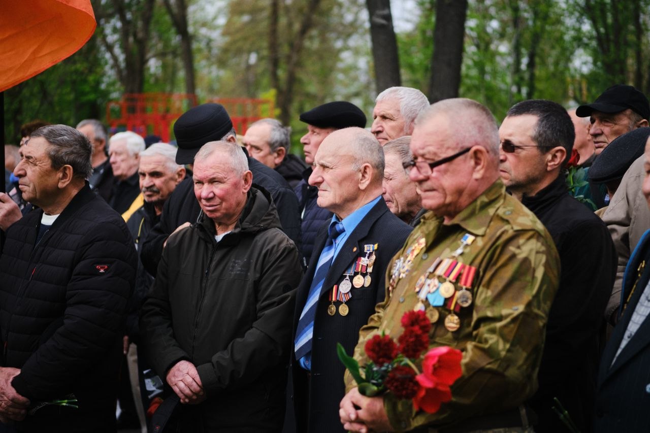 У Черкасах несли квіти до пам'ятного знаку «Жертвам Чорнобилю». Фото - фото 4