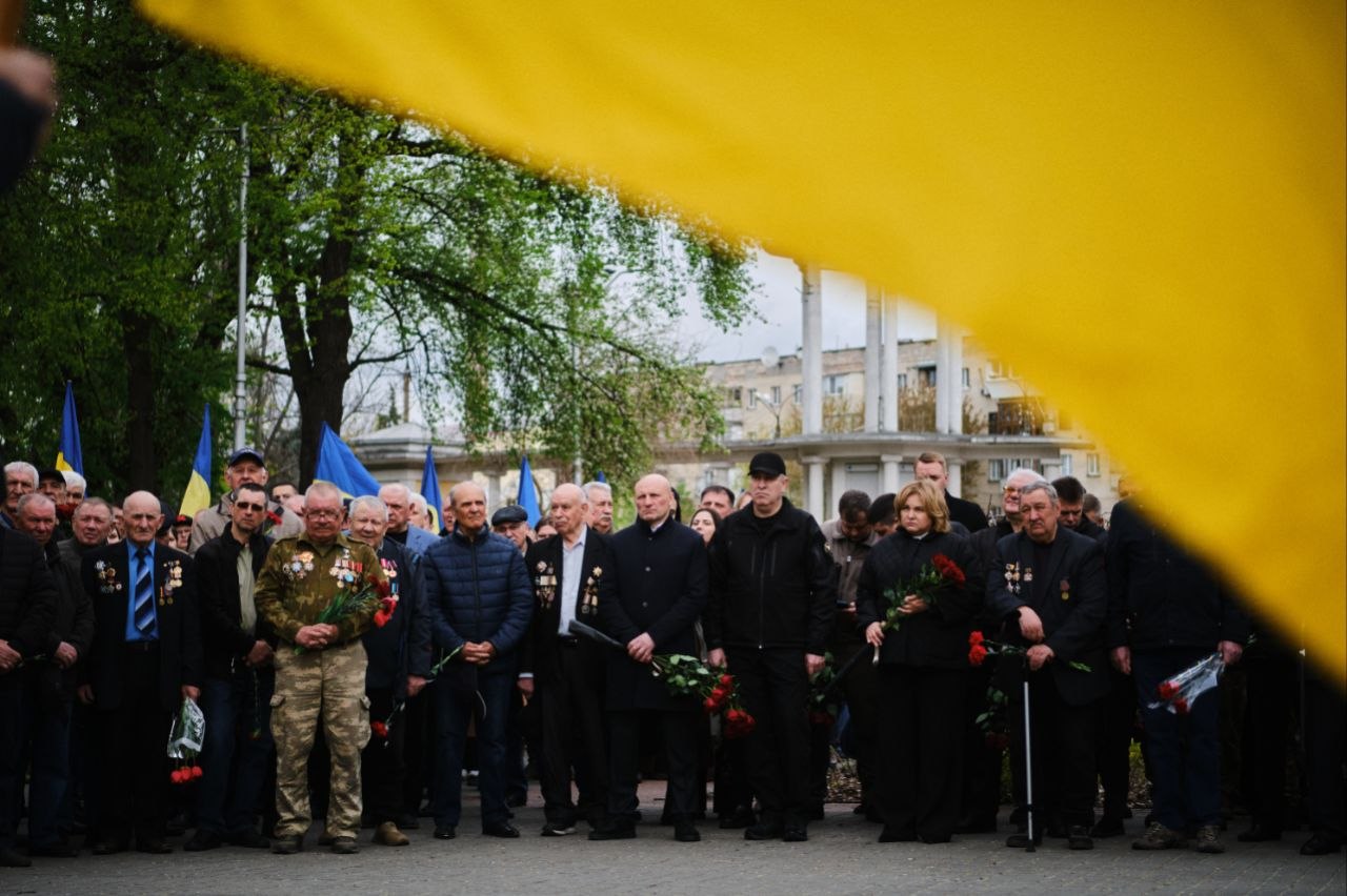У Черкасах несли квіти до пам'ятного знаку «Жертвам Чорнобилю». Фото - фото 3