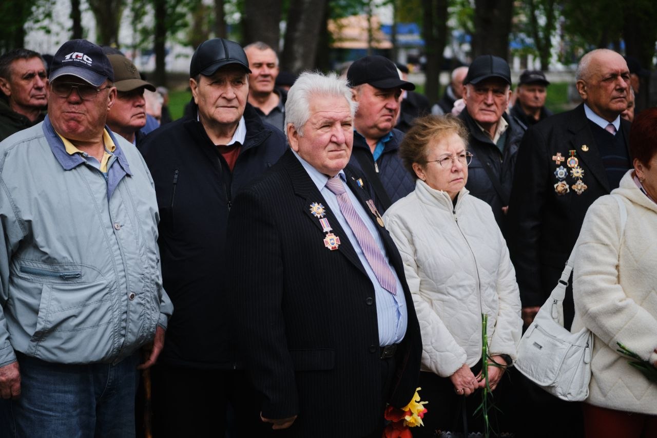 У Черкасах несли квіти до пам'ятного знаку «Жертвам Чорнобилю». Фото - фото 2