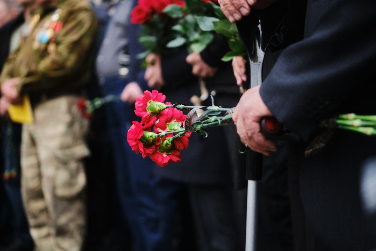 У Черкасах несли квіти до пам'ятного знаку «Жертвам Чорнобилю». Фото