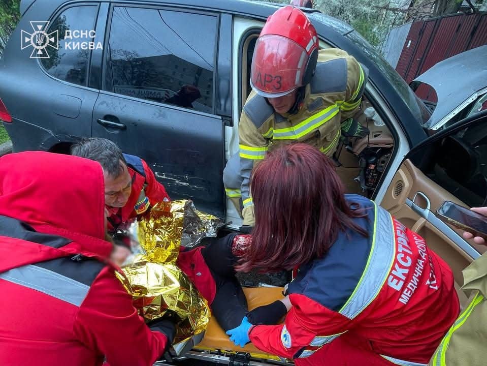 У Києві Porsche в’їхав у будівлю. Двоє людей госпіталізовано