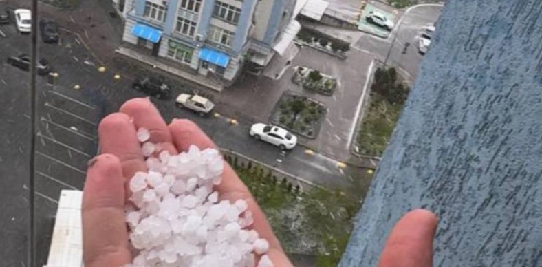 Побиті авто, відірвані дахи та паркани: негода вирує на Київщині