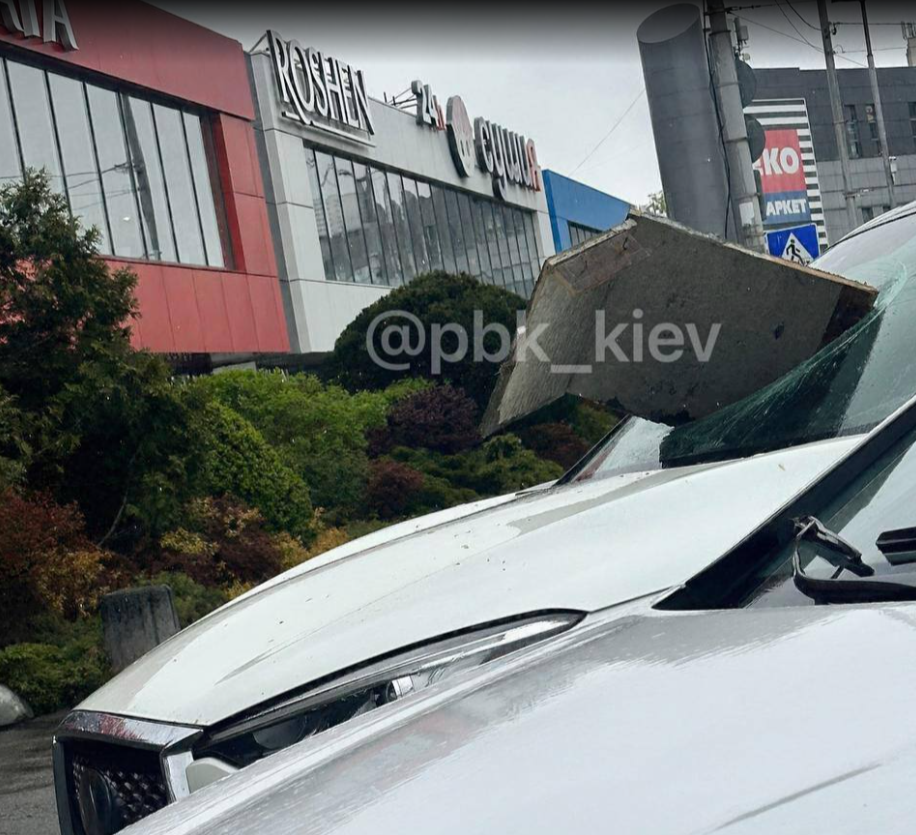Побиті авто, відірвані дахи та паркани: негода вирує на Київщині - фото 3