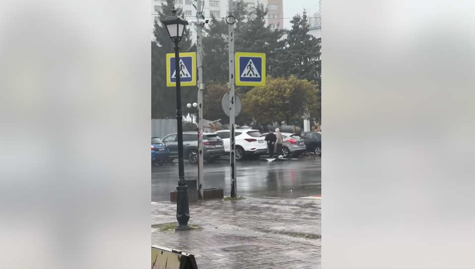 Побиті авто, відірвані дахи та паркани: негода вирує на Київщині - фото 11