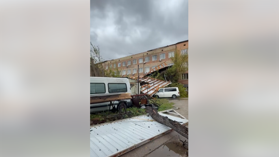 Побиті авто, відірвані дахи та паркани: негода вирує на Київщині - фото 12