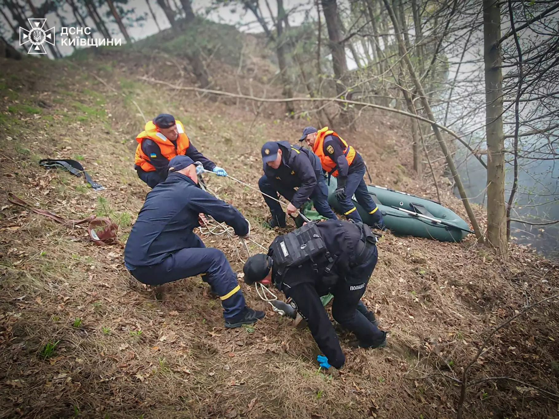 На Київщині з водойми дістали тіло молодої жінки