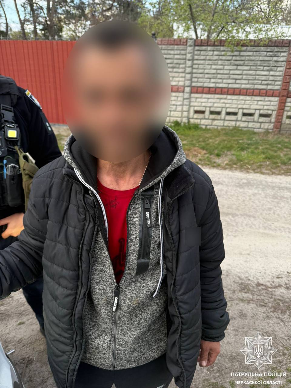 Пакетик із рожевими наркотиками виявили черкаські патрульні в чоловіка