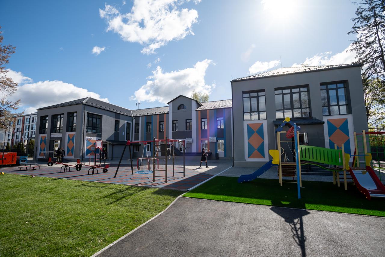 У Гостомелі відновили зруйновану початкову школу