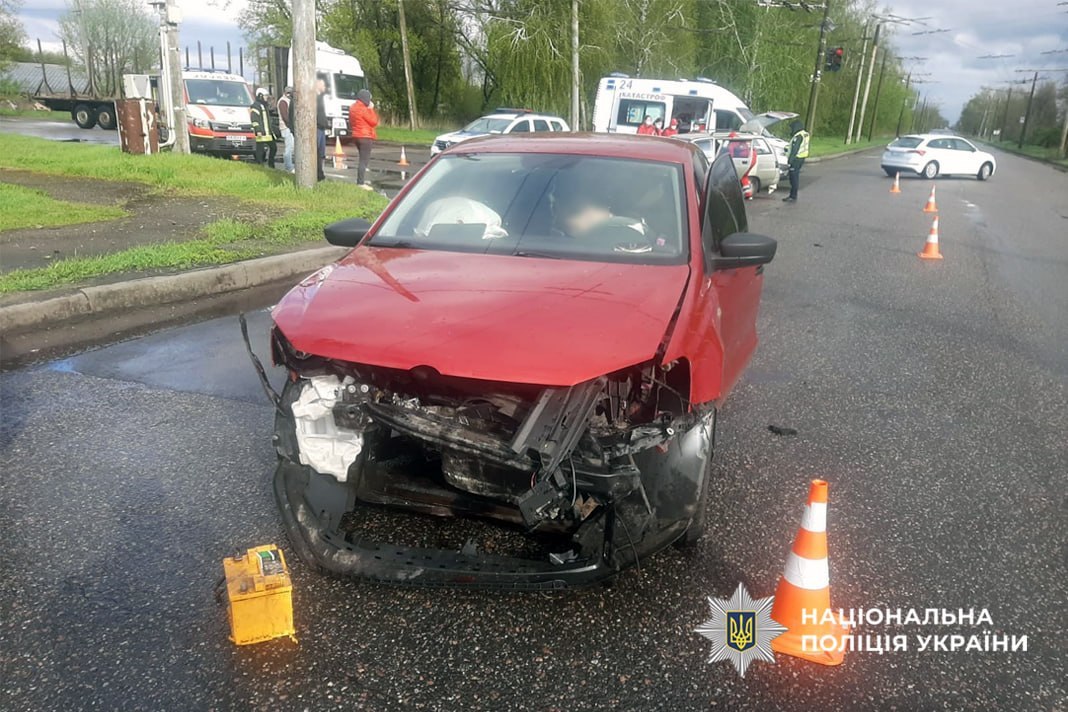 Автотроща на перехресті у Черкасах: двоє постраждалих