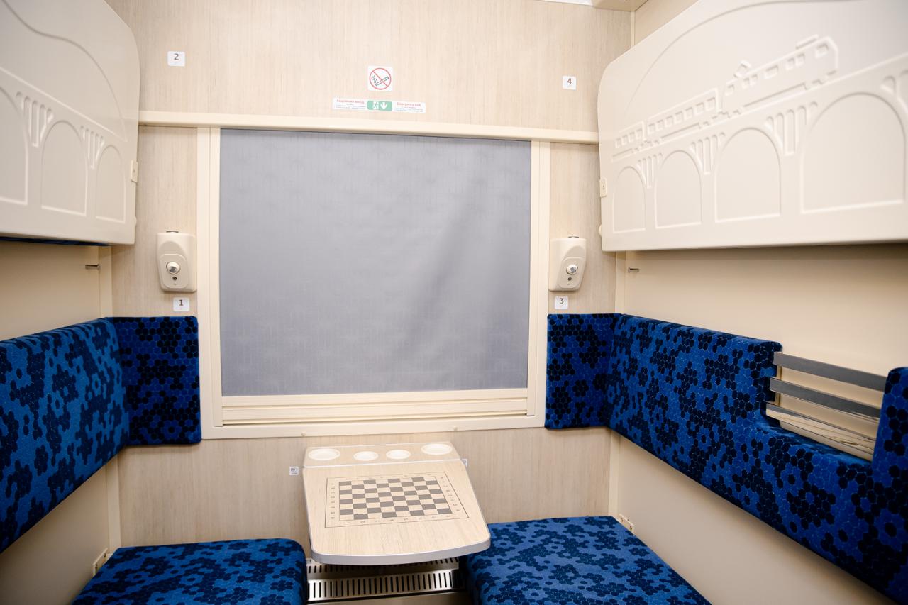 До Києва прибули перші нові пасажирські вагони українського виробництва