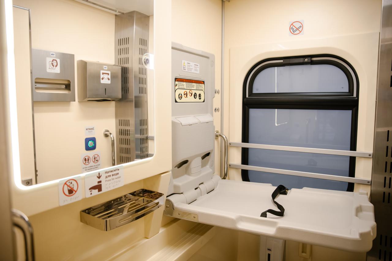 До Києва прибули перші нові пасажирські вагони українського виробництва - фото 2