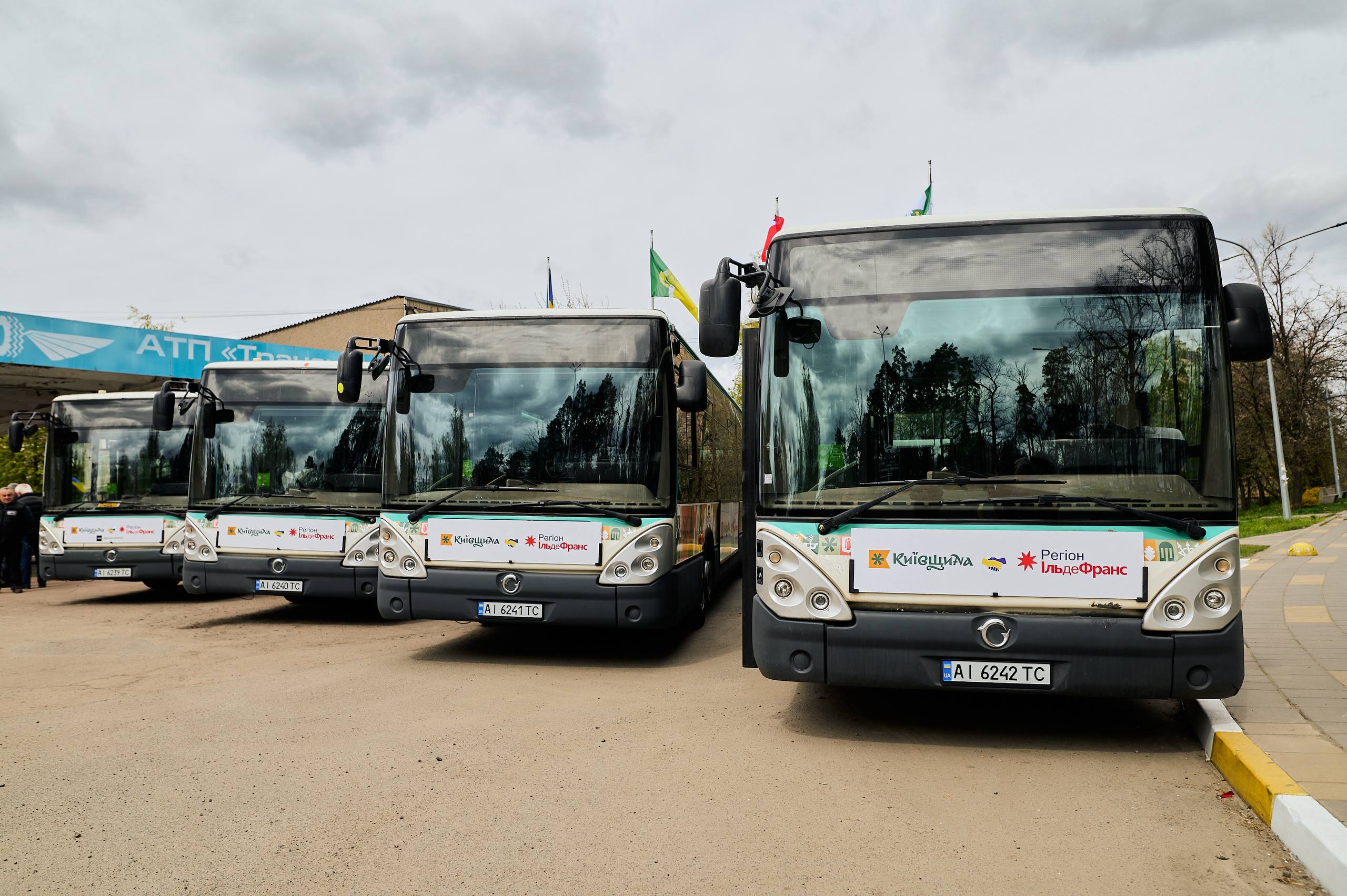 Бучанська громада отримала від французьких партнерів чотири сучасні автобуси - фото 2