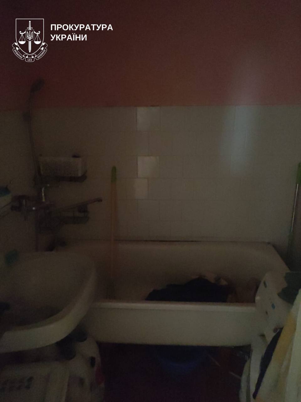 Відсутність світла і газу, таргани, недоїдання та синці: у Білій Церкві троє дітей жили без належного догляду