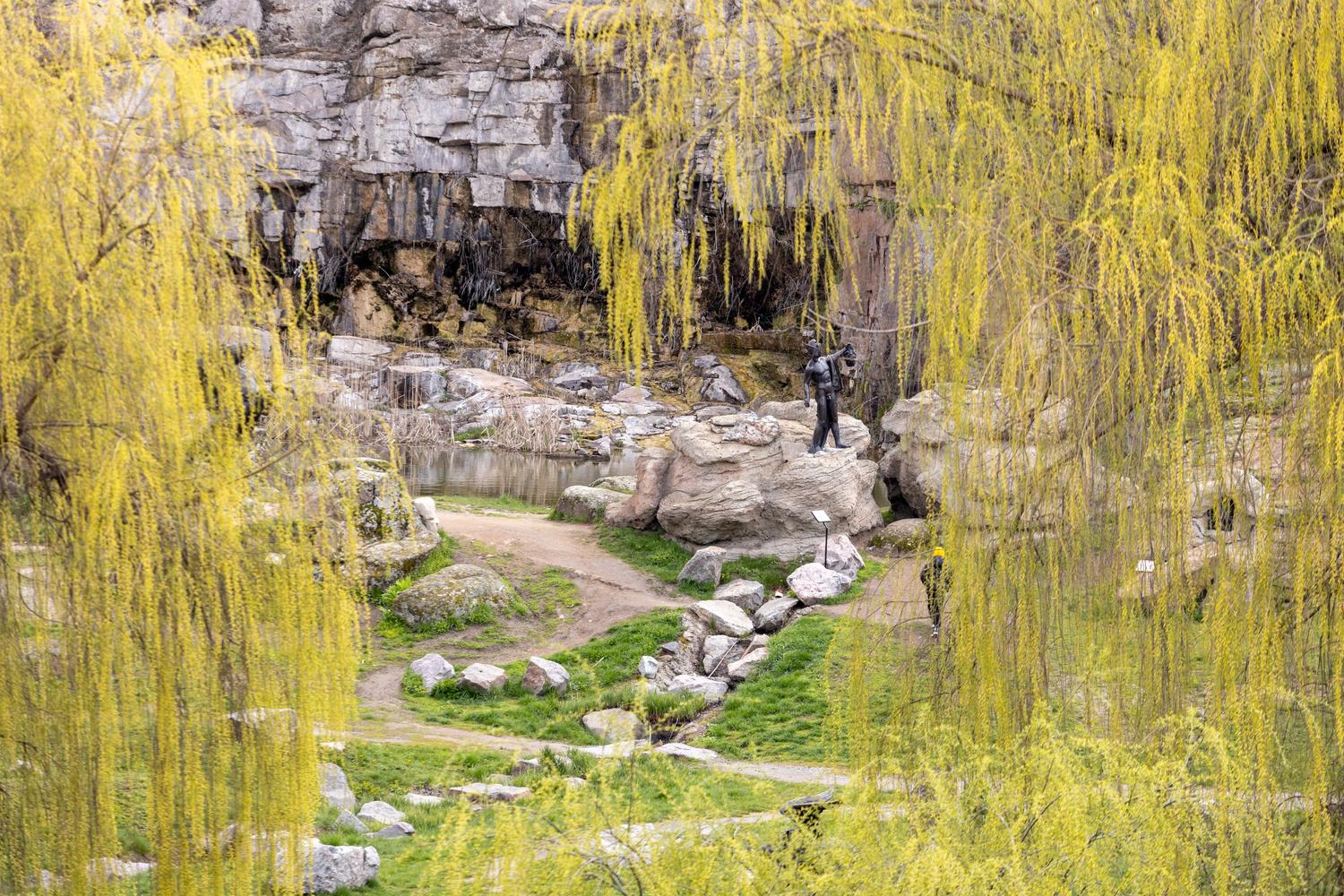 Олені, міфічні статуї і магнолії. Фото весняної «Софіївки» - фото 8