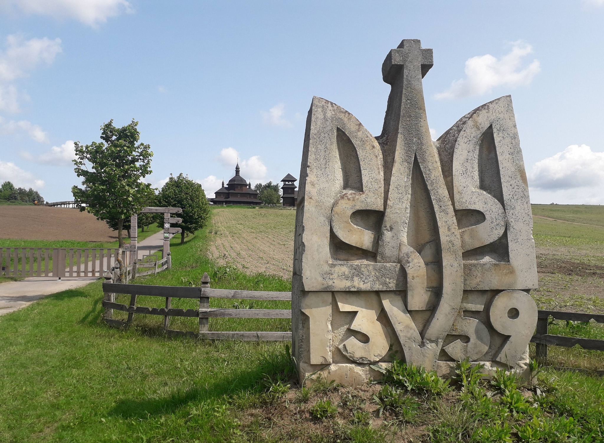 Парк «Совиний Яр» у Водяниках: дерев’яна церква, вітряки-велетні та неймовірні пейзажі. Фото