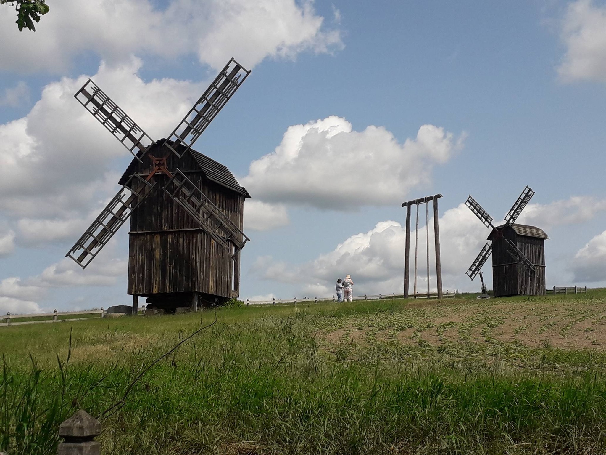 Парк «Совиний Яр» у Водяниках: дерев’яна церква, вітряки-велетні та неймовірні пейзажі. Фото - фото 2