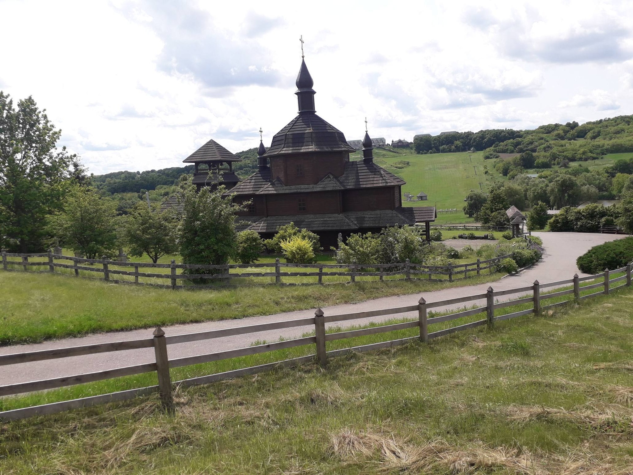 Парк «Совиний Яр» у Водяниках: дерев’яна церква, вітряки-велетні та неймовірні пейзажі. Фото - фото 4