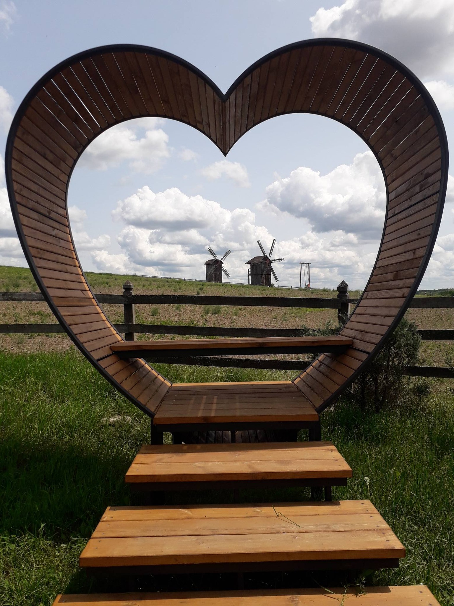 Парк «Совиний Яр» у Водяниках: дерев’яна церква, вітряки-велетні та неймовірні пейзажі. Фото - фото 5