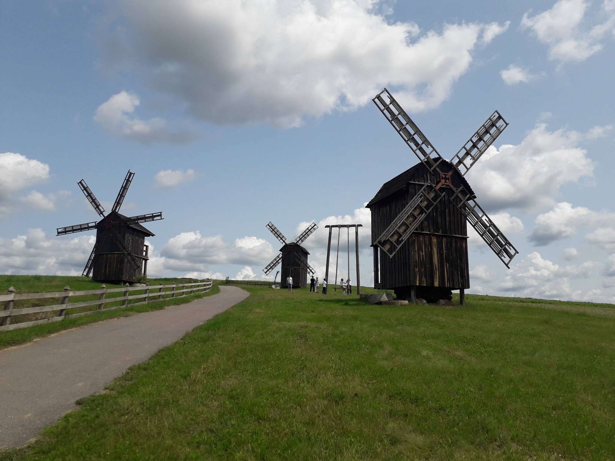 Парк «Совиний Яр» у Водяниках: дерев’яна церква, вітряки-велетні та неймовірні пейзажі. Фото - фото 11