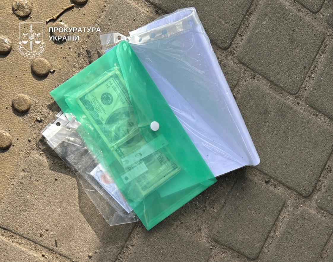 У Києві затримали псевдогенерала, який вимагав 15 тис дол. за «звільнення» від служби - фото 2