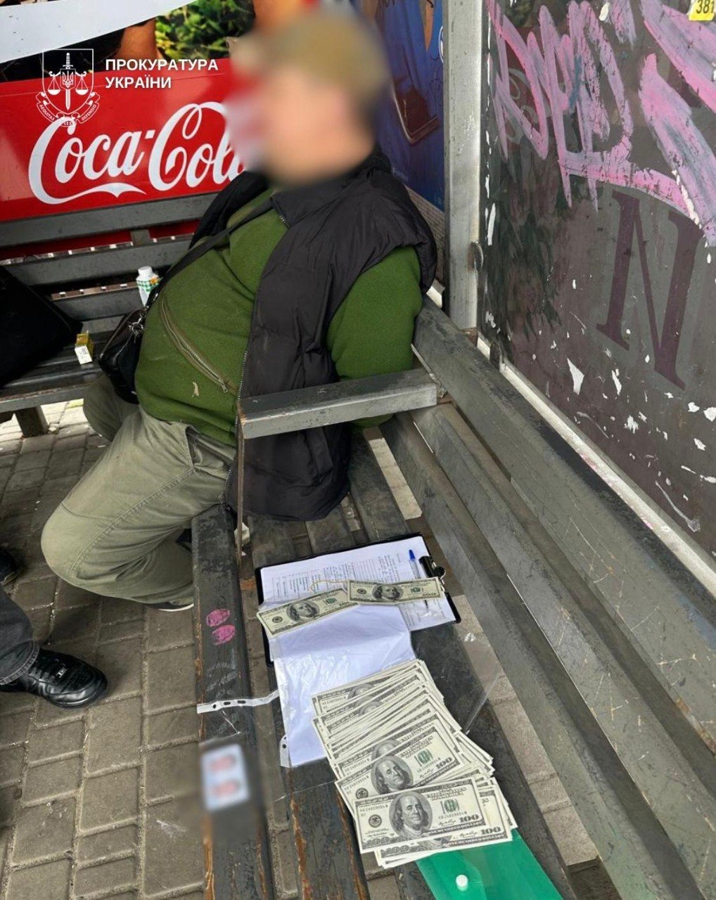У Києві затримали псевдогенерала, який вимагав 15 тис дол. за «звільнення» від служби - фото 3