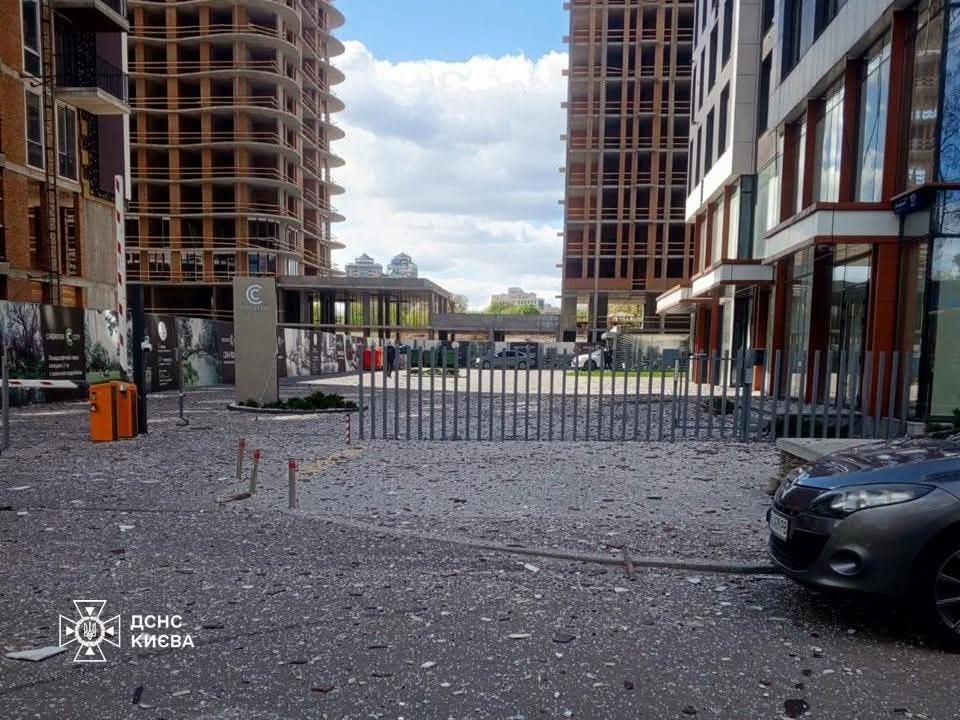 Пожежі та часткові руйнування: Київ оговтується після атаки рф - фото 2