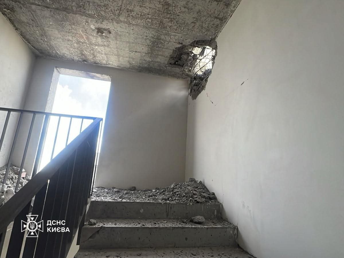 Пожежі та часткові руйнування: Київ оговтується після атаки рф - фото 6