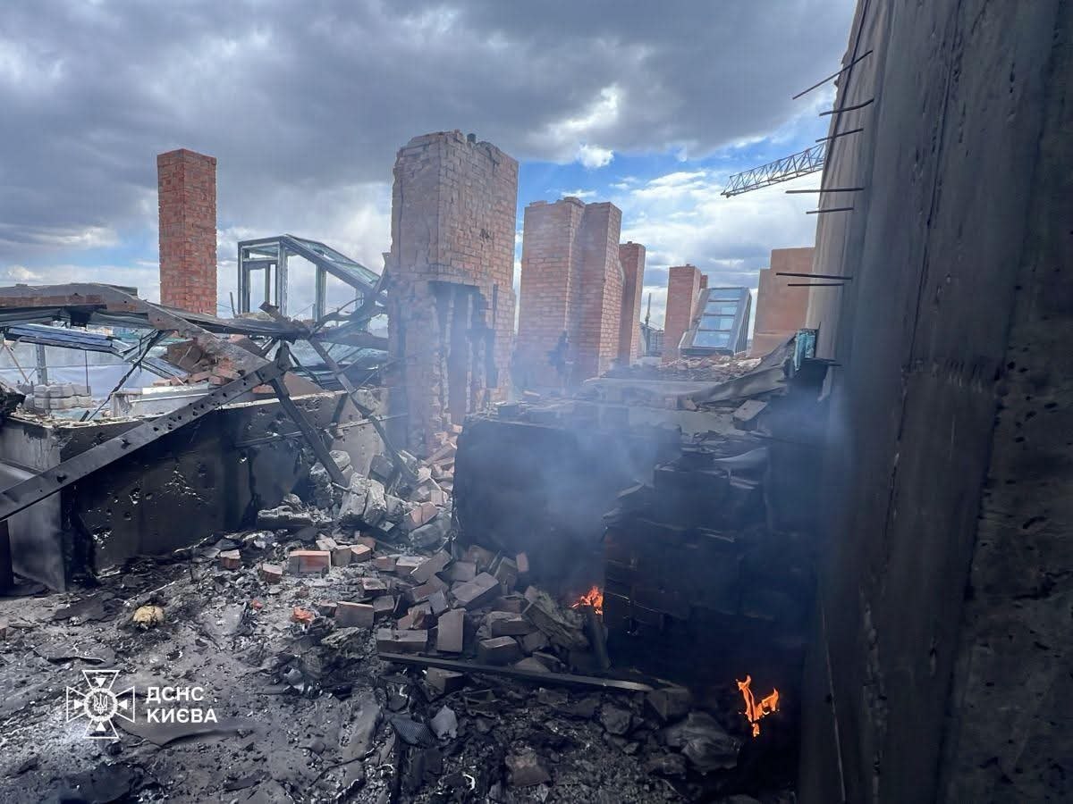 Пожежі та часткові руйнування: Київ оговтується після атаки рф - фото 5