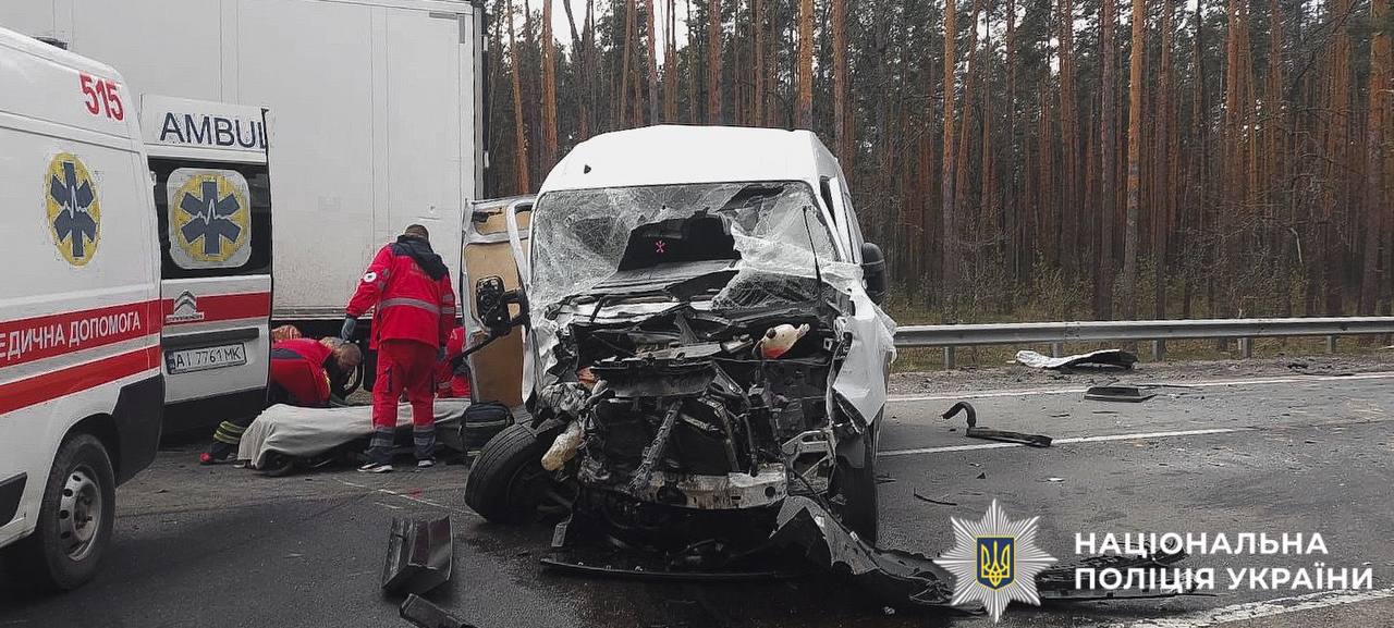 На Київщині зіткнулися шість автомобілів: є постраждалі
