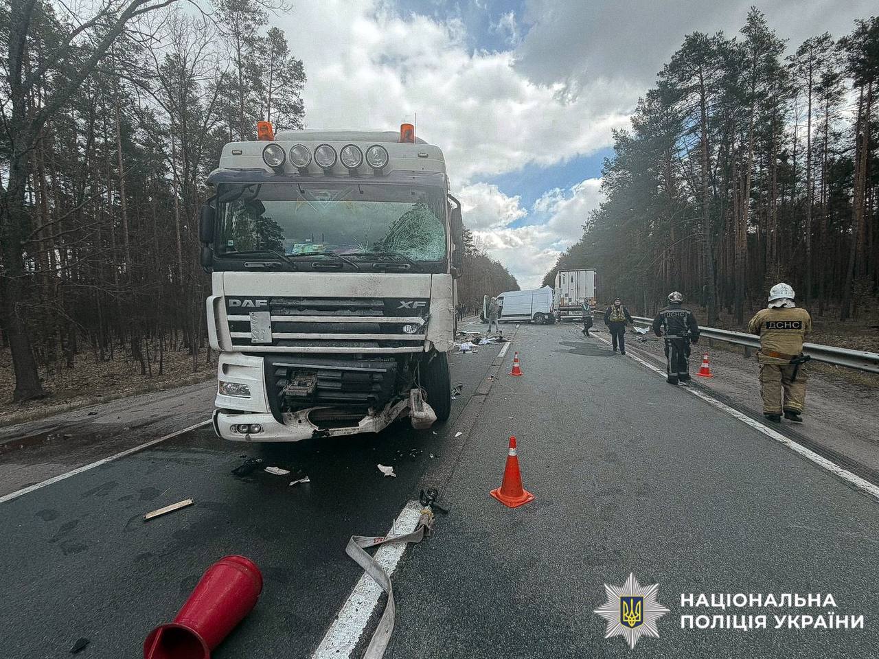 На Київщині зіткнулися шість автомобілів: є постраждалі - фото 2