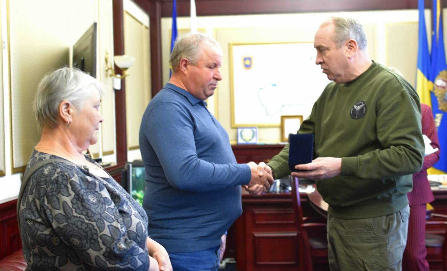 У Черкасах батькам загиблого Героя України вручили відзнаку «За заслуги перед Черкащиною»