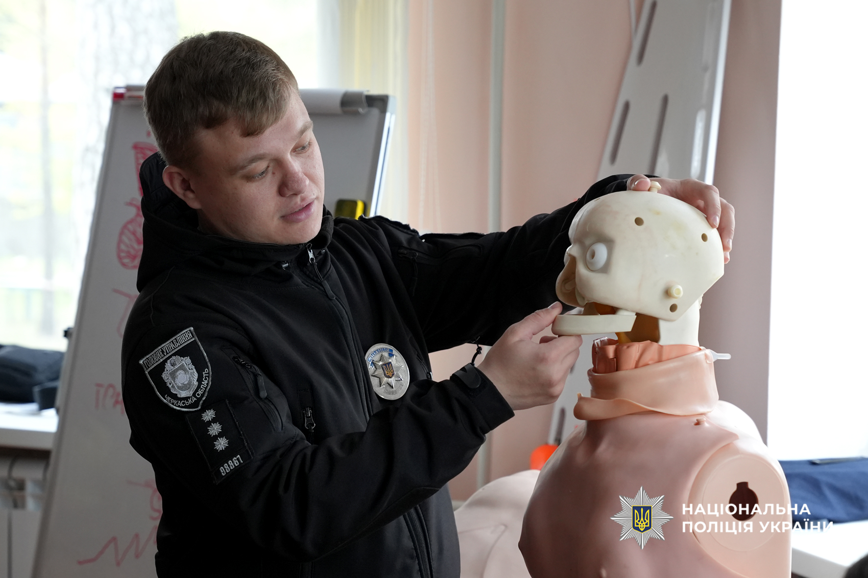 У Черкасах школярам провели майстер-клас із тактичної медицини - фото 4