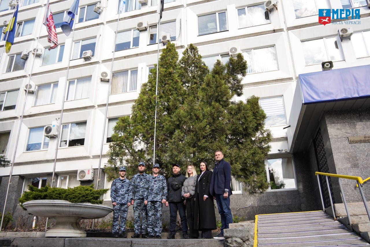 У Черкасах урочисто підняли прапор Військово-морських сил ЗСУ