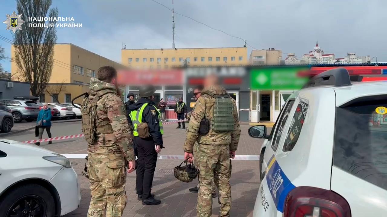 Не продали ліки: нетверезий чоловік залишив сумку «з тротилом» у столичній аптеці