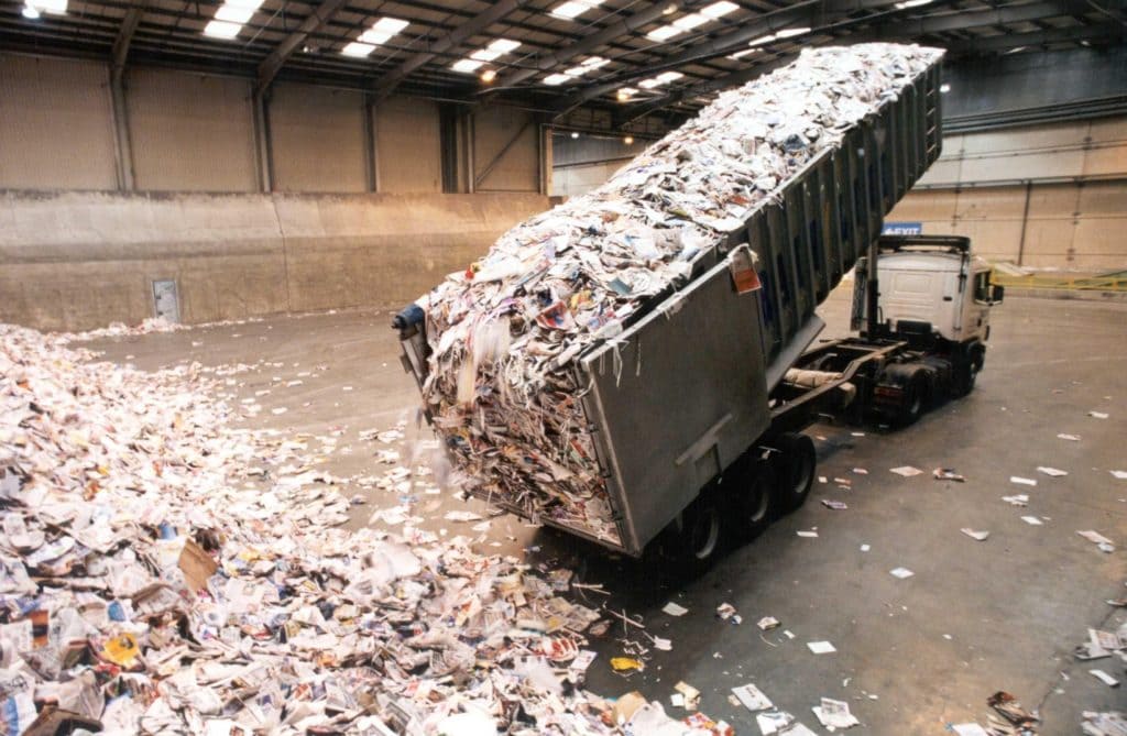 Куди здати макулатуру в Києві: локації та ціни