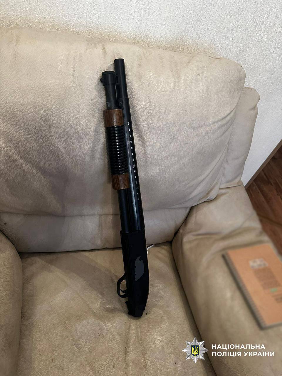 У Києві військовий у СЗЧ лякав відвідувачів магазину зброєю