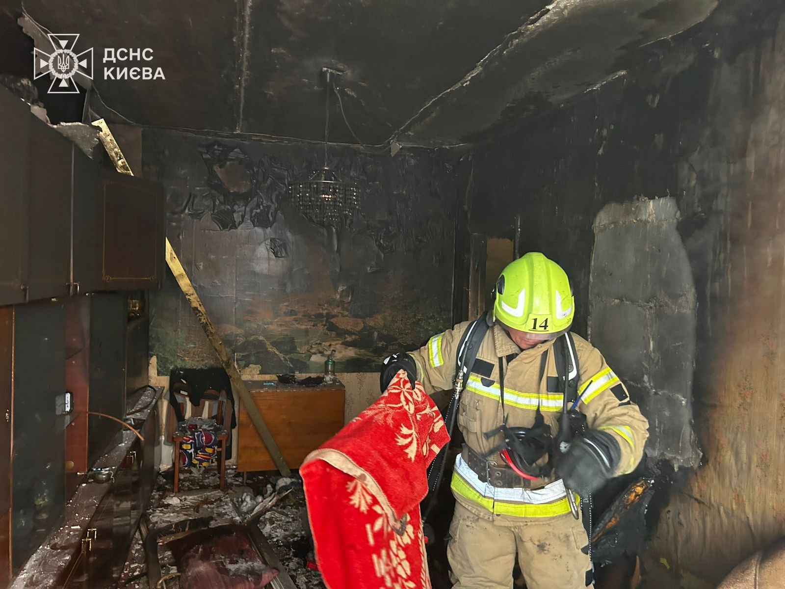 У Києві горіла квартира: одну жінку врятували, інша загинула