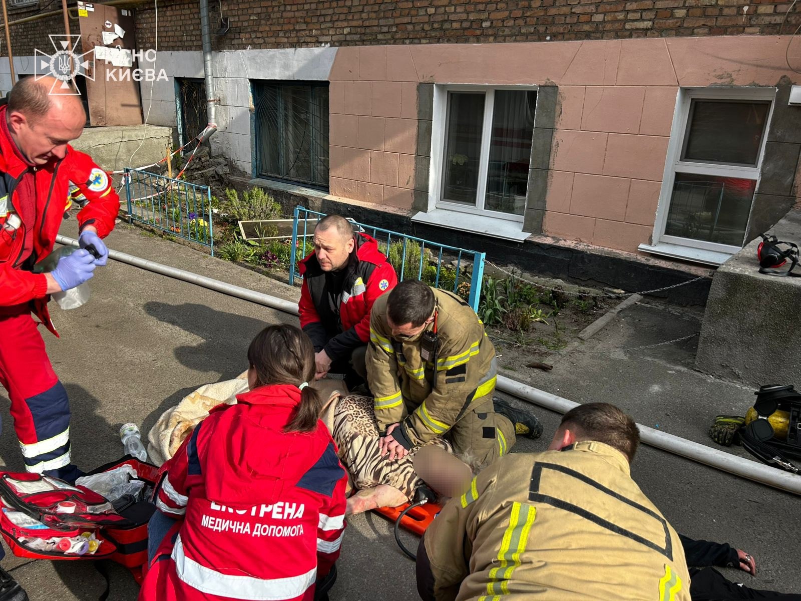 У Києві горіла квартира: одну жінку врятували, інша загинула - фото 2