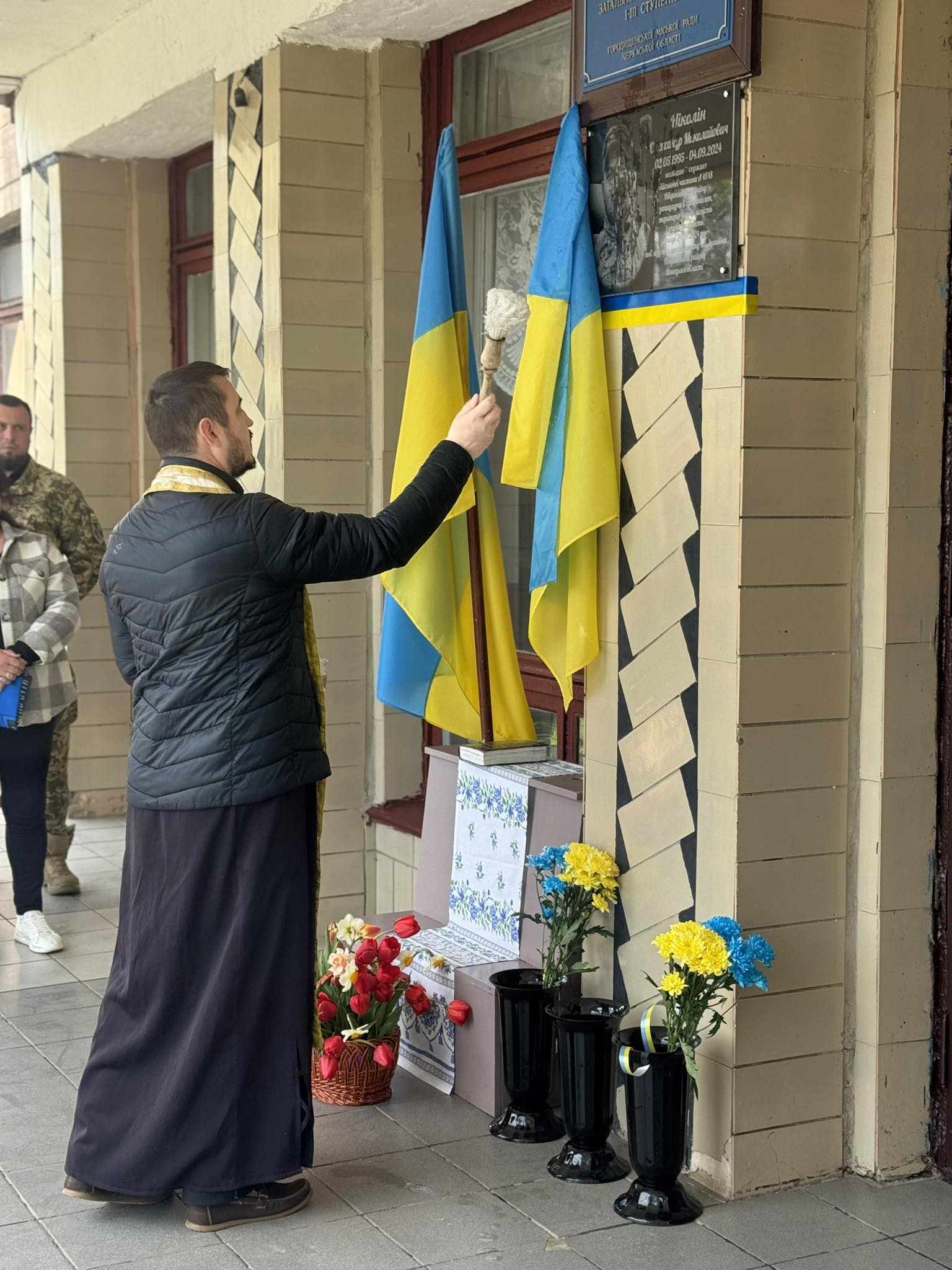 Повернувся з-за кордону, щоб захищати Україну: на Черкащині відкрили пам’ятну дошку загиблому воїну