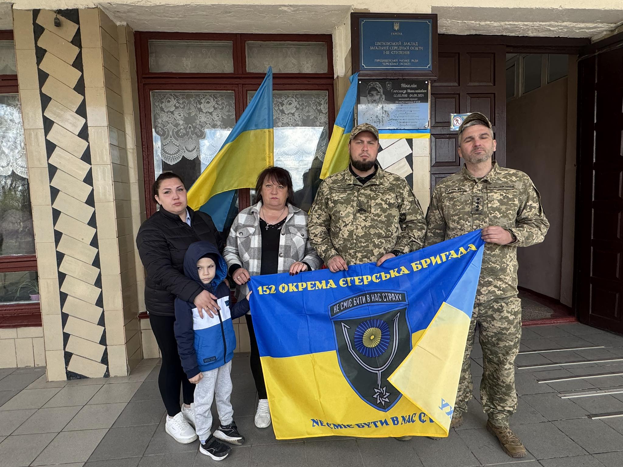 Повернувся з-за кордону, щоб захищати Україну: на Черкащині відкрили пам’ятну дошку загиблому воїну - фото 3