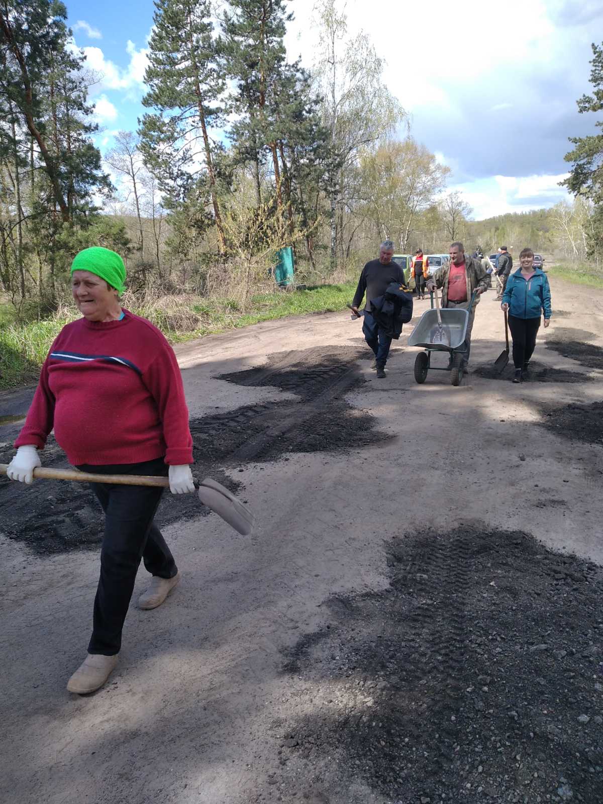 Цеглою закривали «кратери»: жителі селища на Черкащині самотужки залатали дорогу