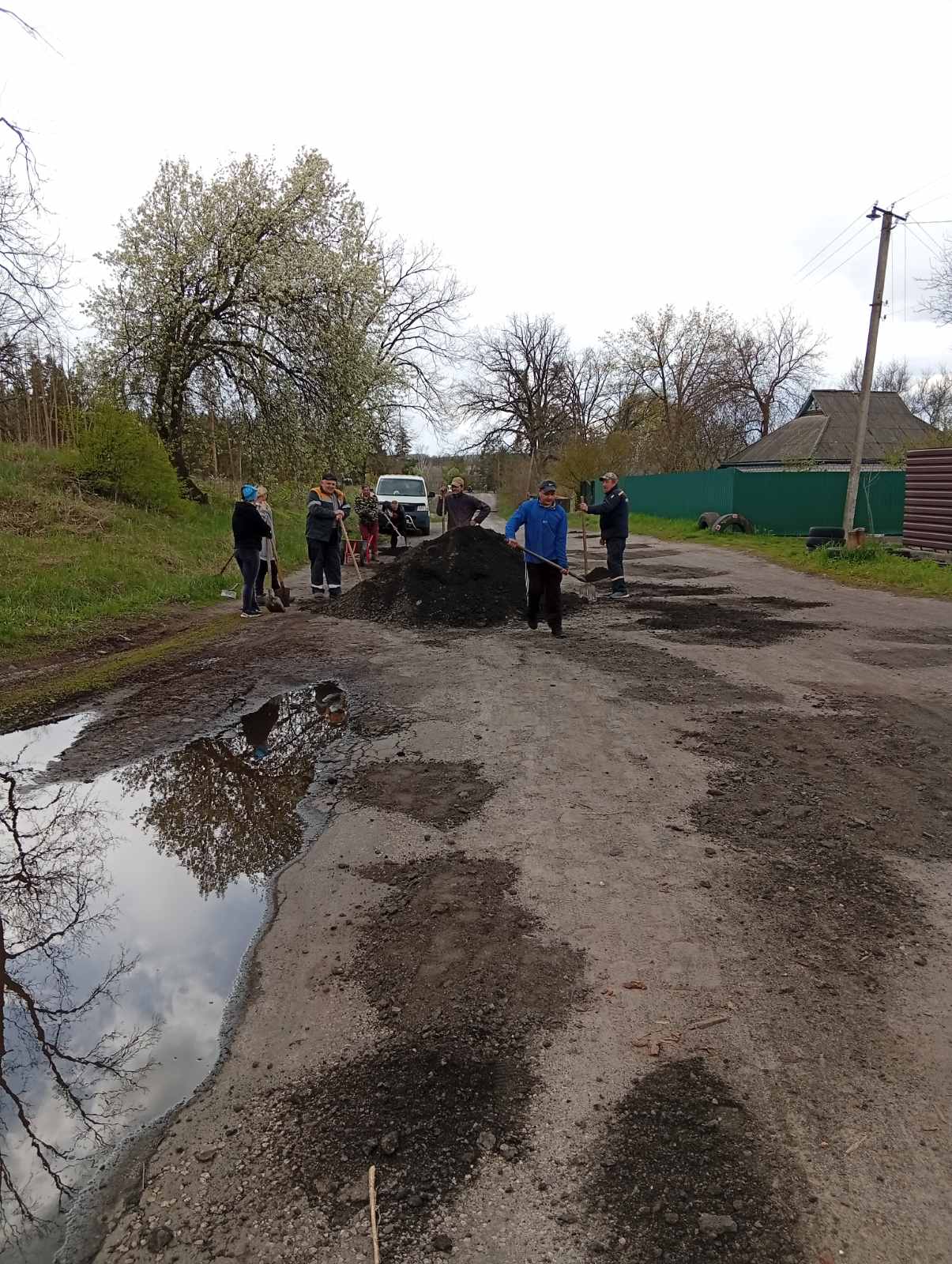 Цеглою закривали «кратери»: жителі селища на Черкащині самотужки залатали дорогу - фото 2