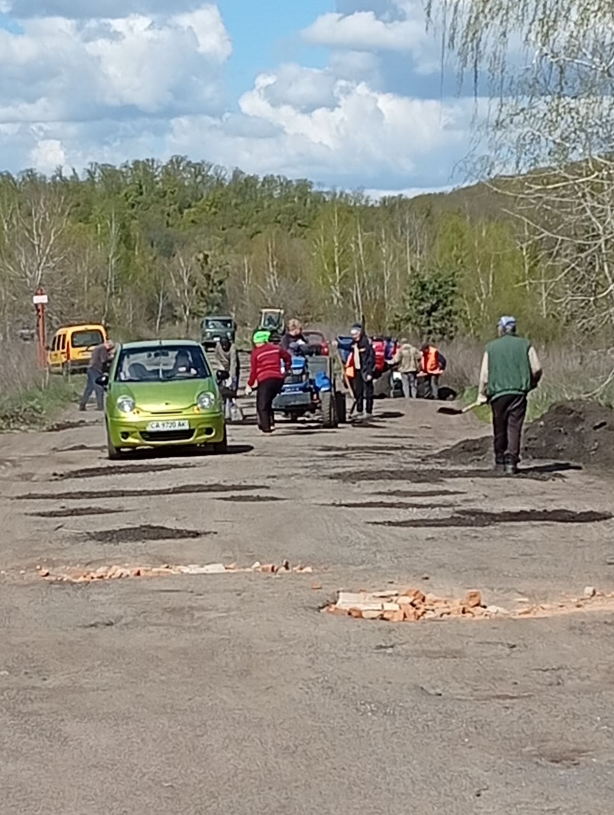 Цеглою закривали «кратери»: жителі селища на Черкащині самотужки залатали дорогу - фото 4